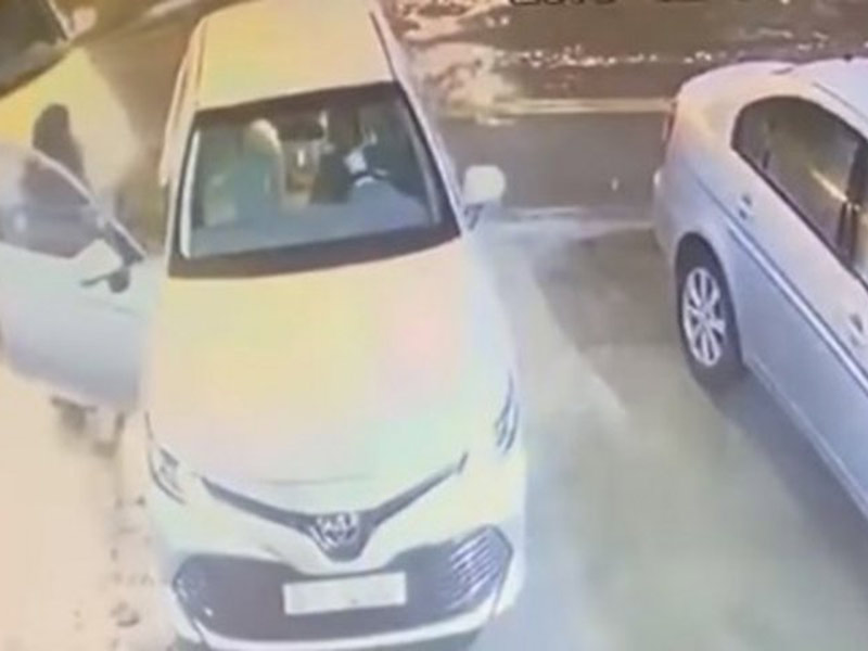 اضغط لمشاهدة الفيديو: أنزل المرأة وهرب بالسيارة، الأمن ينجح في القبض السارق